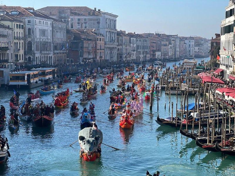 European Festival and Holiday Customs: venice-carnival-water-parade-grand-canal-pantegana-rat-boat.jpg